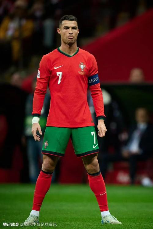 球迷向场内扔杂物引发骚乱，梅西印度行球场亮相仪式提前结束（球迷投掷杂物引发骚动，梅西印度行球场亮相仪式被迫提前结束）