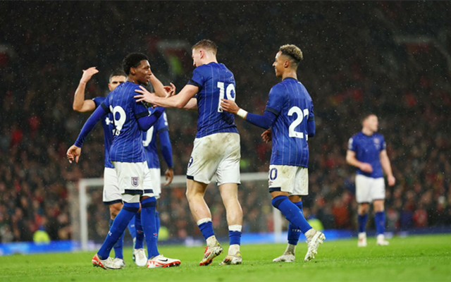 CBA杯“山东德比”裁判频繁纵容大动作引热议！媒体人质疑不作为（CBA杯山东德比争议升级：裁判被指放任大动作，媒体人质疑不作为）