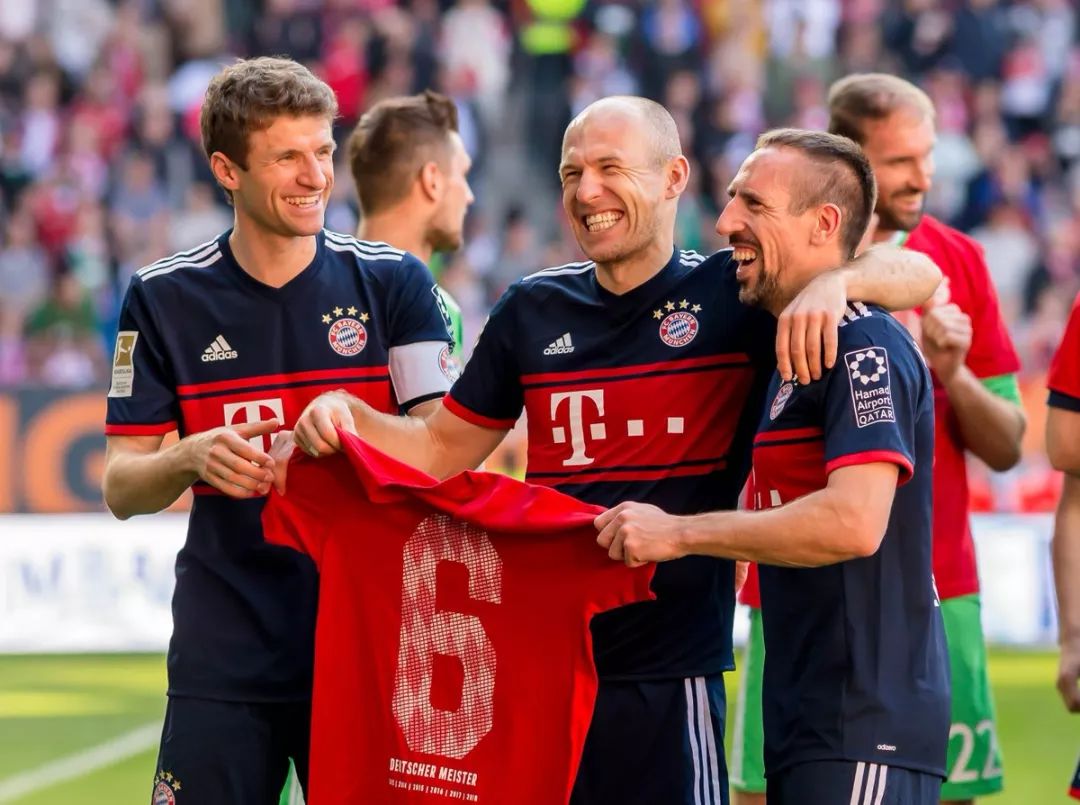 曼联、利物浦近五轮各1胜，英超积分榜曼联积22分，领先利物浦。（曼联利物浦近五轮各仅一胜，英超积分曼联22分暂压利物浦）